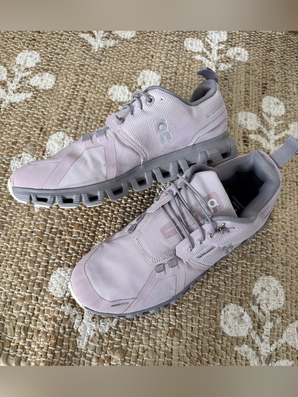 On Running Cloud Waterproof Shoes in Lavender - Picture 4 of 6